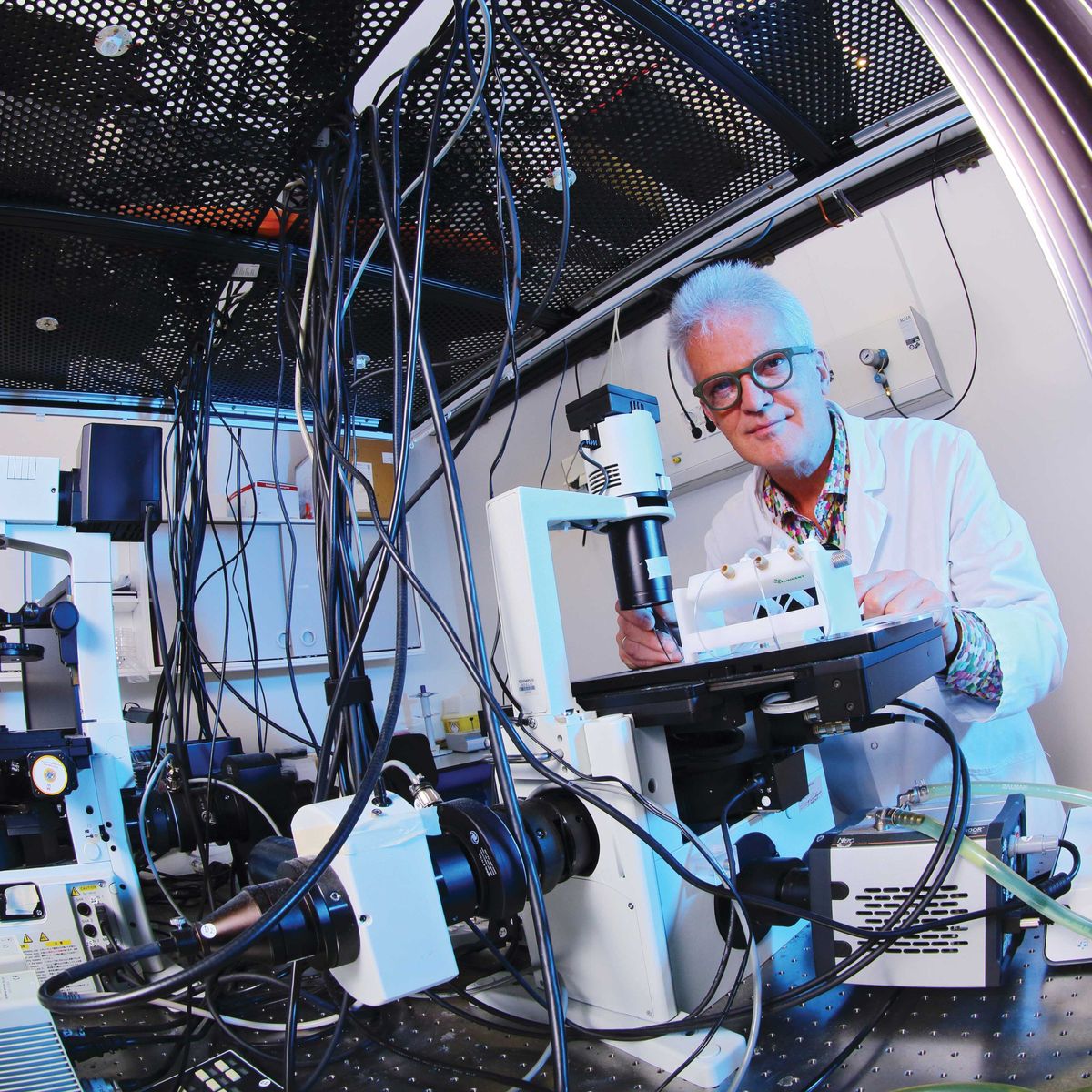 Photo of Cees Dekker with microscopy setup. Photo of Cees Dekker with microscopy setup.