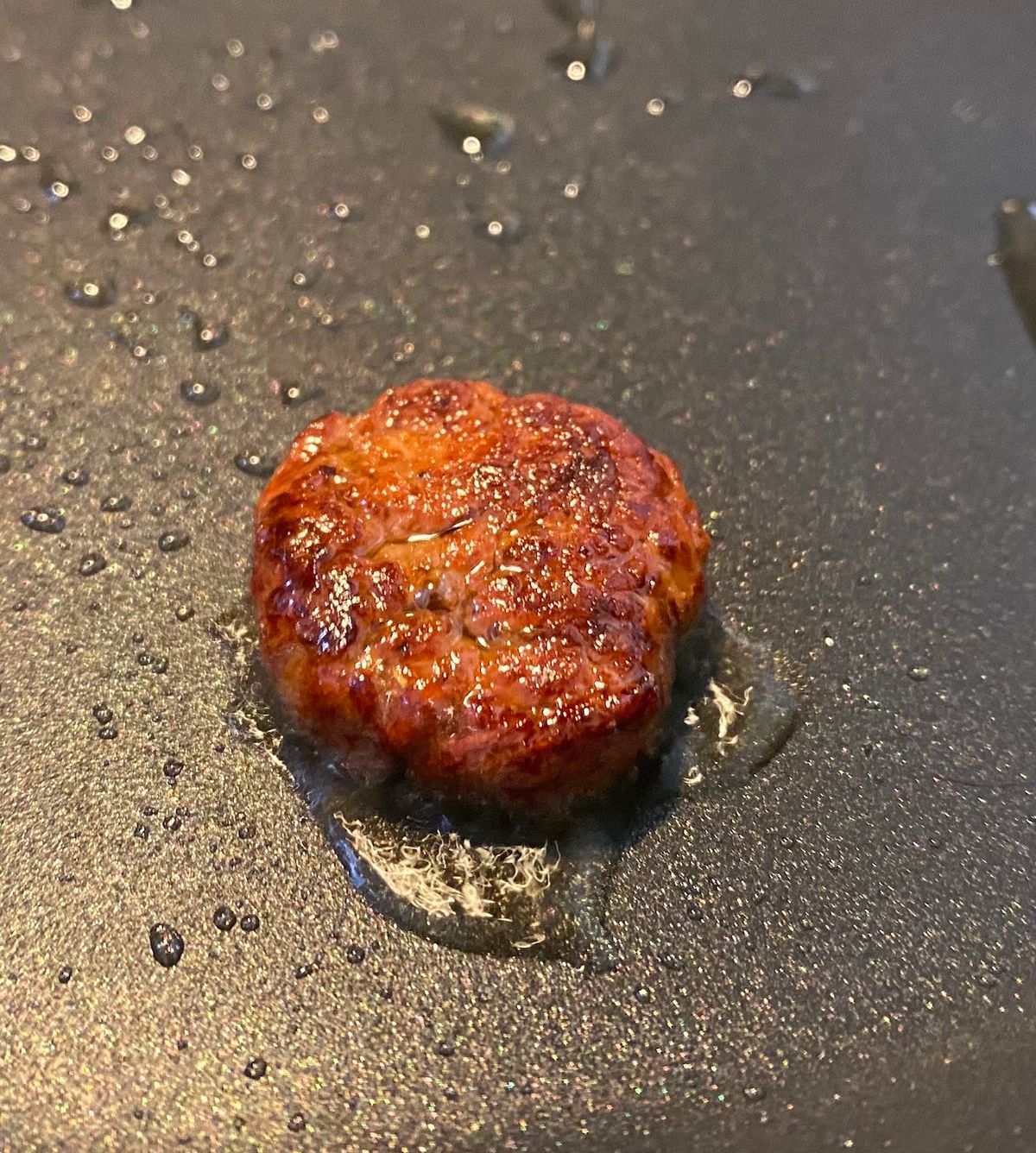 A koji mold patty after frying looks much like its meat counterpart. A koji mold patty after frying looks much like its meat counterpart.